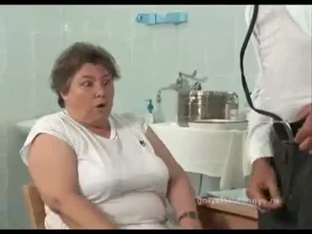 Похотливая медсестра показала свою киску на гинекол. кресле