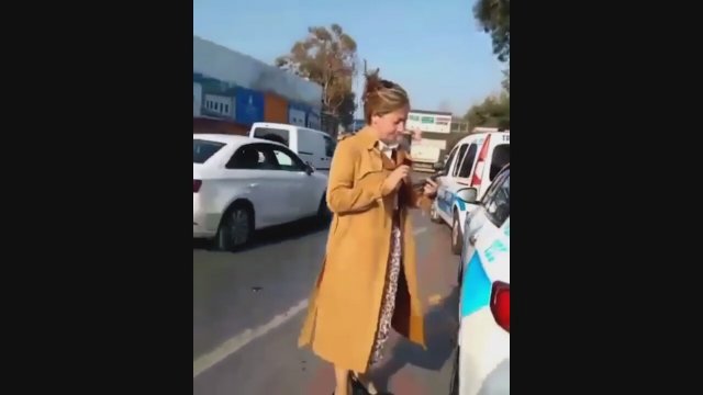 Trafikte ceza yazılan kadın uzun süre çığlık attı: Lan bağırmayın hanımefendi Trafikte ceza yazılan kadın uzun süre çığlık attı: Lan bağırmayın hanımefendi