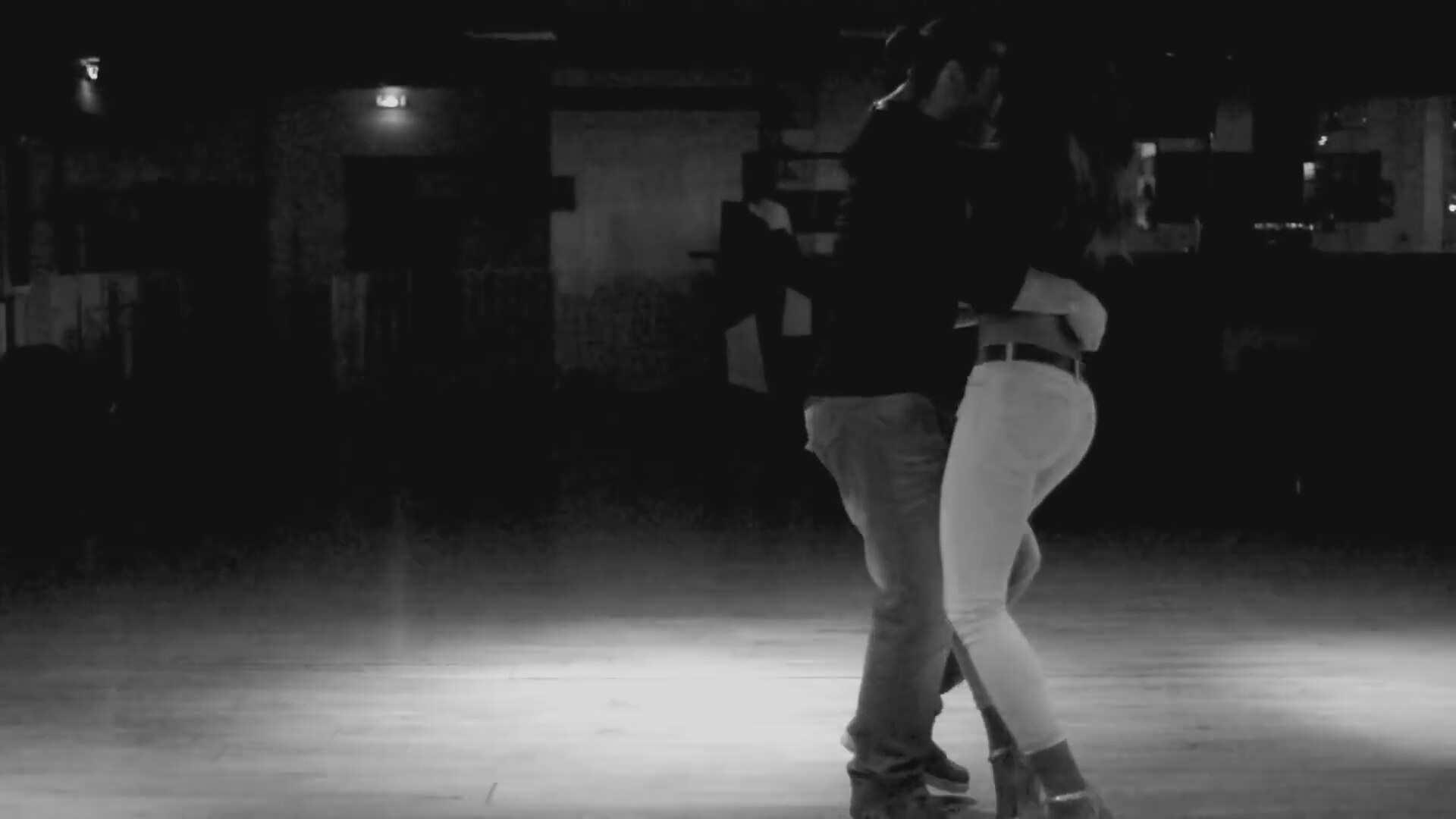 Парень с девушкой танцуют гиф