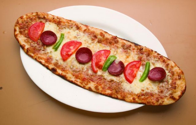 Kaşarlı Sucuklu Pide Tarifi Videosu Kaşarlı Sucuklu Pide Tarifi Videosu