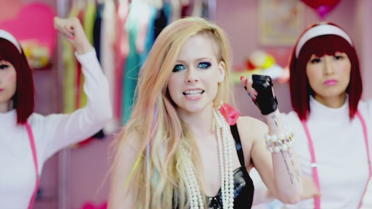 Включи песню фу. Дуэт с Лавин. Avril Lavigne hello Kitty кровать. АХН стиль. Клип песни hello Kitty avril.