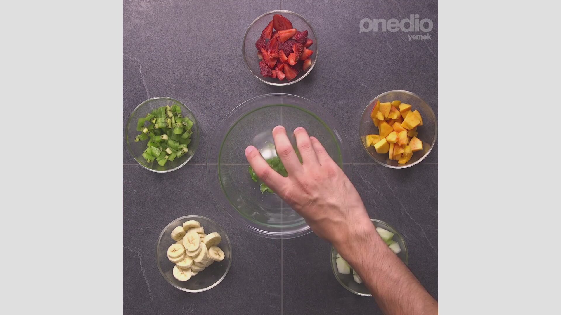 Limon Soslu Meyve Salatası Tarifi Videosu Limon Soslu Meyve Salatası Tarifi Videosu