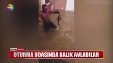 Oturma Odasında Balık Avlayan Amerikalı