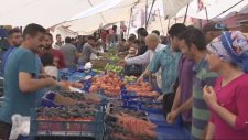 İş Adamı Semt Pazarını Satın Aldı Her Şey Bedava Dağıtıldı