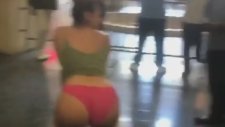 Herkesin İçinde İç Çamaşırı İle Twerk Yapan Hatun