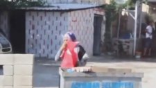 Çöpte Gördüğü Türk Bayrağını Öpüp Evine Götüren Teyze