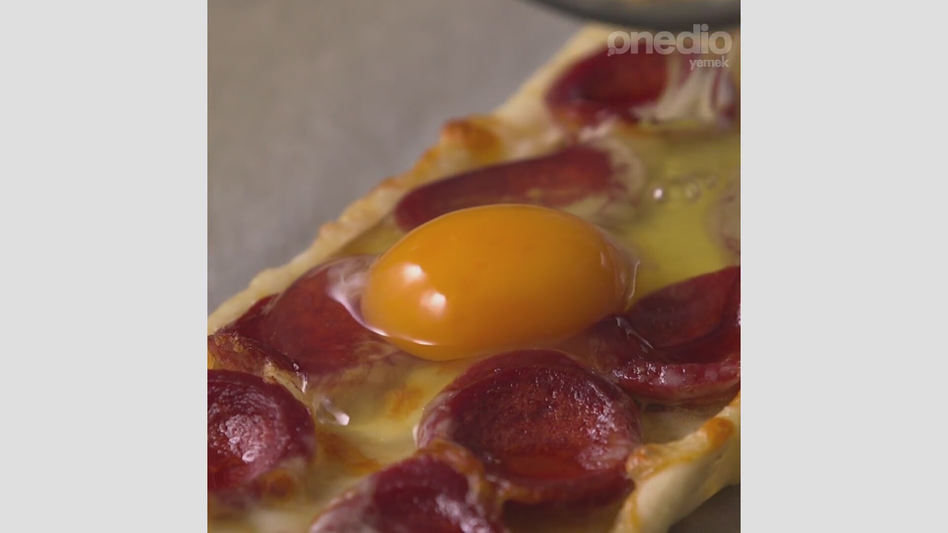 Kaşarlı Sucuklu Pide Tarifi Videosu Kaşarlı Sucuklu Pide Tarifi Videosu