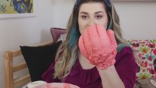 Elini Sıcak Mum ile Kaplayan Youtuber