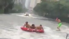 Irma Kasırga Sonrasında Şehirde Su Kayağının Yapılması