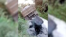 Yer Yarıldı Yerin Dibine Girdi