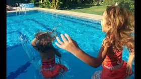 Moanayı Havuza Attım, Elife Şaka Yaptım, Moana Havuzda Yüzüyor