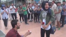 Taksim Meydanında Yapılan Evlilik Teklifi