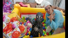Yeni Zıp Zıp Havuzda Rengarenk 3000 Top İçinde Şirine Ve Spiderman Kinder Joy Kapmaca Oynuyorlar