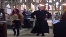 Rahibin Vaaz Öncesi Kilisede Dans Etmesi