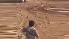 Köpeğe Dayılanan Çocuğun Geri Vites Yapması