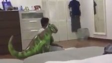 Dinozora Namaz Kıldıran Çocuk