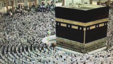 Kabede Kamet ve Kabe İmamı Sheikh Saud As-Shuraim Kabeye Gelişi - Youtube. Müezzin Metin Demirtaş.