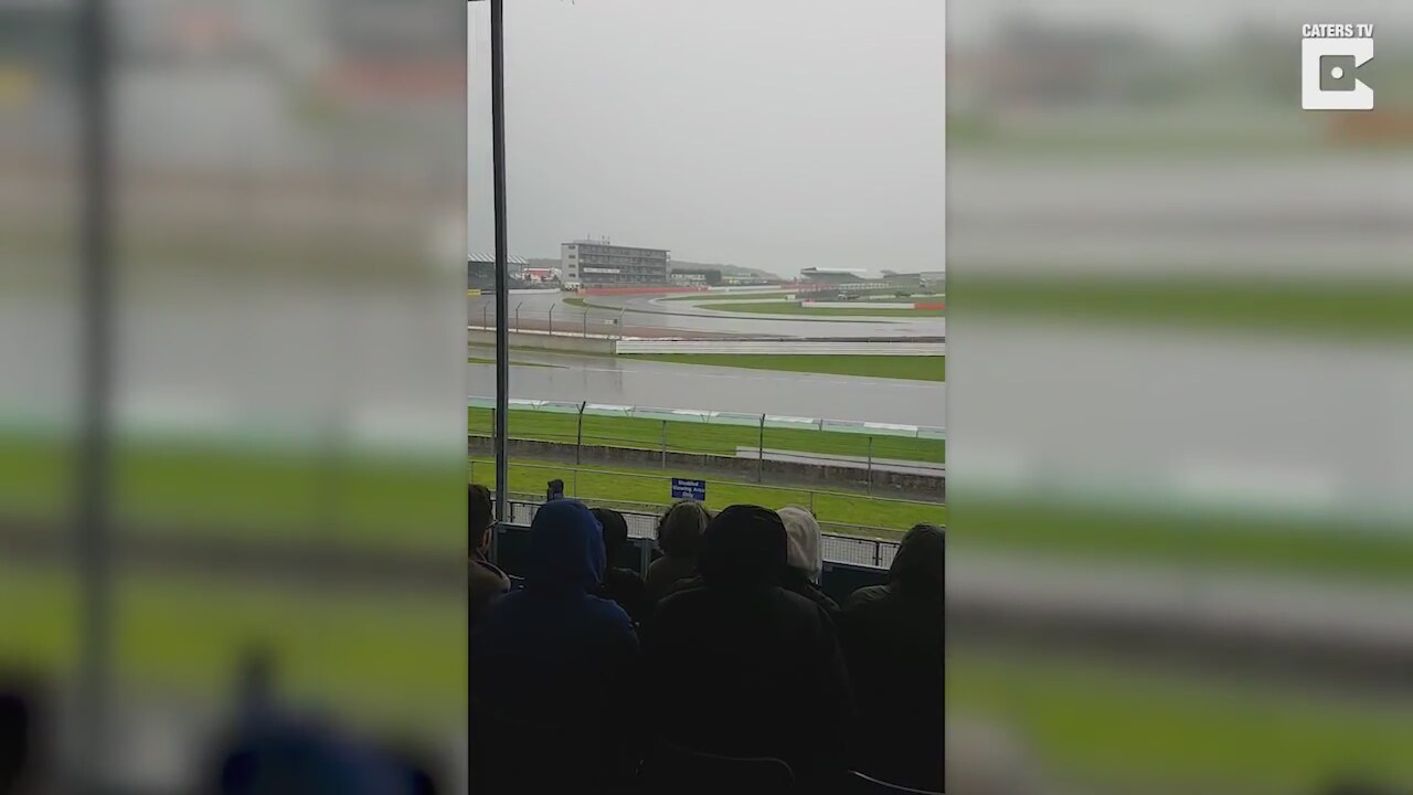 İngilterenin Yarış Arabası Pistine Silverstoney Yıldırım Vurdu