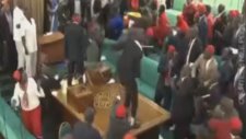 Uganda Meclisinde Sandalyelerin Havada Uçuşması