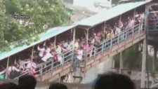 Tren İstasyonunun Üst Geçidinde Meydana Gelen İzdiham