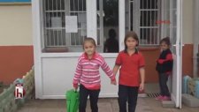 Atatürk Büstünü Yağmurdan Koruyan Koca Yürekli Çocuklar