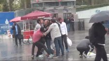 Taksim’de Şemsiye Satıcılarının Meydan Kavgası