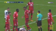 Eli Hakeme Çarpıp Kırmızı Kart Yiyen Futbolcu