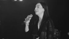 Ebru Gündeş - Ben Aşkı Ölümsüz Bilenlerdenim (Akustik Canlı Performans)