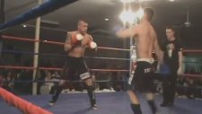 Kick Boks Sporcusunun Kendi Kendini Nakavt Etmesi