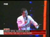 Serdar Ortaç Sahneden Düştü