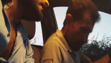 Araba Sürmek İçin Mücadele Veren Adam