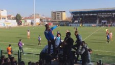Karacabey Tribünlarinin Unchain My Hear ile Coşması