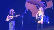 Taylor Swift ve Phoebe Buffay (Lisa Kudrow) - Smelly Cat