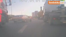 Tır, Kör Noktasına Giren Araca Böyle Çarptı