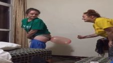 Kafası Güzel Kızın Kalçasında Prezervatif Patlatması