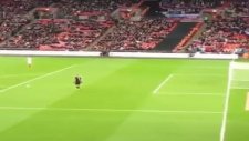 İngiliz Taraftarların Kağıt Uçakla Tribünden Gol Atması