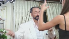 Rus Kediciğe Dayanamayıp Dansa Kalkan Adnan Oktar