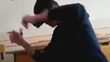 Liselinin Sanal Gerçeklik Gözlüğü İle İmtihanı (Küfür İçerir)