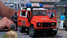 Bruder Land Rover İtfaiye Aracı ve İtfaiye Memuru 02596