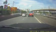 Trafikte Kamyonun Dorsesine Takılı Römorkun Ayrılması