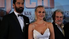 Meryem Uzerli'nin Göğüs Dekolteli Kıyafetiyle Hayranlarının Ateşini Yükseltmesi