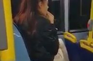 Genç Kızın Çekirdek Kabuklarını Otobüsün İçine Atması