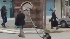 Sokakta Elektrikli Süpürge Gezdiren Amca