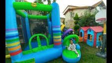 Bahçede Büyük Gökkuşağı Zıpzıp Havuzla Oyunlar, Eğlenceli Çocuk Videosu