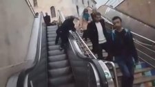 Yaşlı Adamın Yürüyen Merdivende Mahzur Kalması