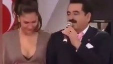 İbrahim Tatlıses'ın Kafayı Kadın Konuğun Göğüslerine Takması