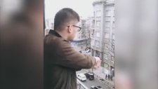 Daire Balkonundan Rastgele Ateş Etmek