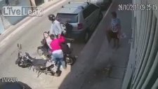Motordan Kızı İndirip Gasp Eden Hırsıza Meydan Dayağı!