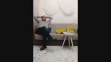 Çaydanlık Şakasını Eline Yüzüne Bulaştıran Adam