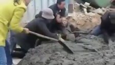 Çin'li Adam İnşaatı Durdurmak İsterken Çimentoya Gömüldü!
